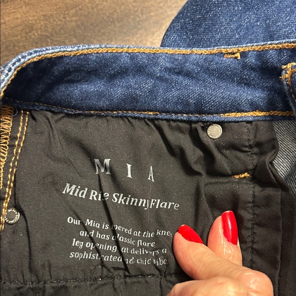 Black Orchid Mia Midrise Skinny Flare Jean - Picture 14 of 16